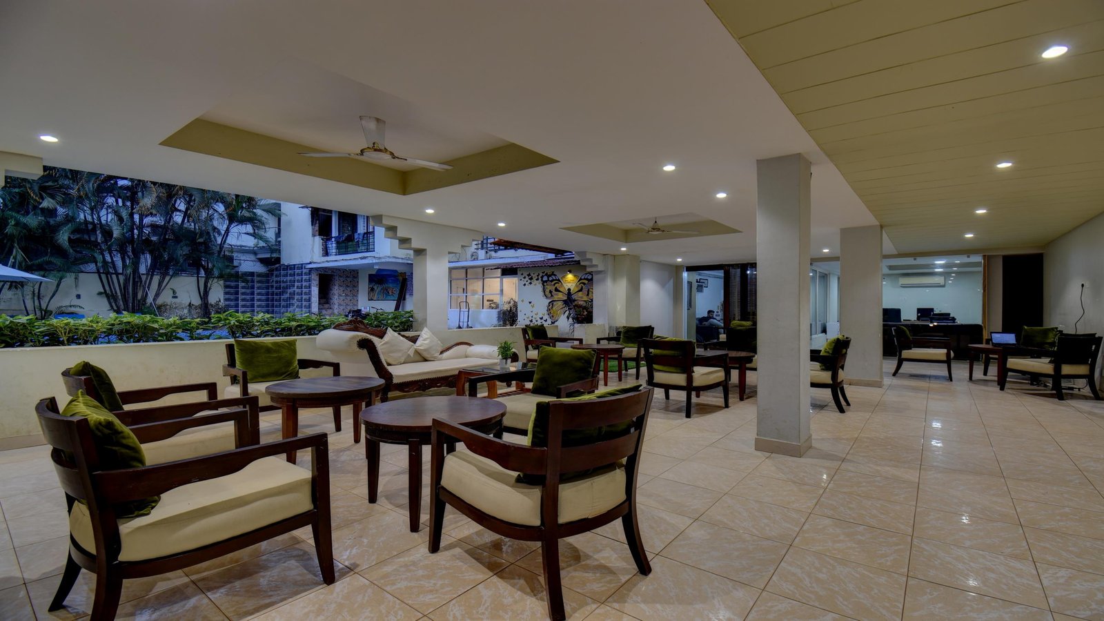 Indoor Lounge - photo 2